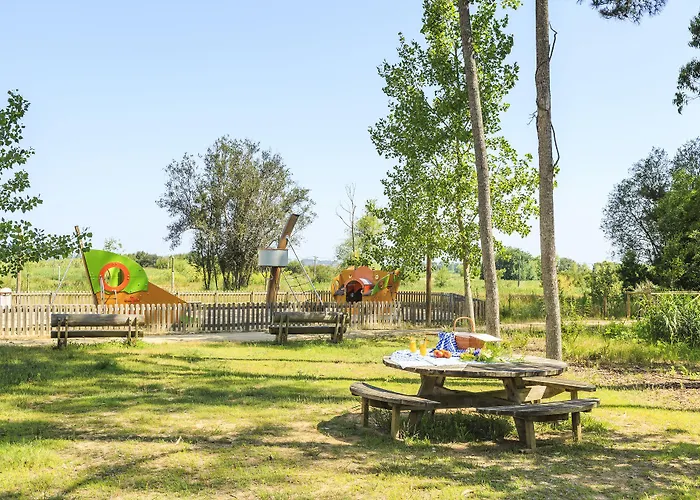 - Hotel, Termas & Hotel